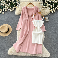 Ensemble deux pièces décontracté pour femme : cardigan long à capuche en maille douce et robe moulante à bretelles pour l'automne