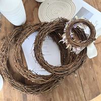 Couronne de vigne miniature de 10 cm, couleur marron naturel, faite à la main, pour fleurs séchées, plantes préservées, décoration murale, mariage, Noël