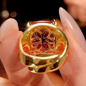 Anillos de Moda Ecológicos de Cobre Chapado en Oro con Circonitas Rojas y Azules de 14*14mm, Estilo Hop, Personalizados y Únicos - Product Image 6