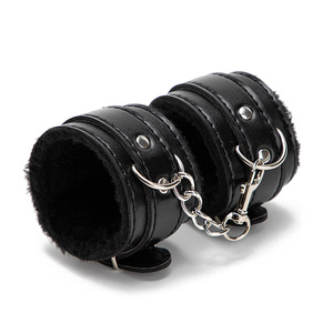 BDSM oyna esaret dişli 90 G siyah kırmızı deri <span class=keywords><strong>PVC</strong></span> ayak bileği pranga çiftler için peluş kelepçe seks çiftler için oyuncaklar