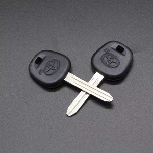 Una llave básica virgen cuidadosamente elaborada por un cerrajero para una duplicación fiable. - Product Image 3