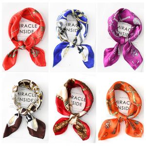 Pañuelos Pequeños Cuadrados de Seda de Poliéster con Cadena y Flores, con Logotipo Personalizado, de 50 cm, a la Moda, al por Mayor para Mujer, YKH0084 - Product Image 3