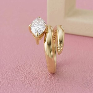 Anillo de Oro de 14K con Diamante Cultivado en Laboratorio, Corte Marquesa, Estilo Bypass, para Joyería Fina de Diseño Moderno y Lujoso - Product Image 4