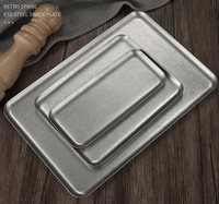 Vintage rechthoekige serveerschaal van roestvrij staal, retro matte metalen dienblad voor steak, friet, brood, augurken, koffieshop.