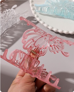 Vente en gros de pinces à cheveux transparentes en forme de papillon, pinces à cheveux en plastique pour femmes, fabricant d'accessoires pour cheveux sur mesure - Product Image 6