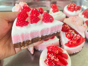 Jouets Alimentaires Squishy en Gros Nouveau Design TPR Gâteau Soufflé au Fromage Fraise Jouet Squishy Anti-Stress Balle à Presser Taba pour Filles - Product Image 4