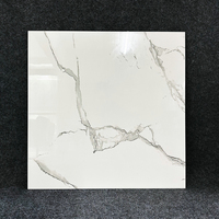 Carrelage mural et de sol en porcelaine polie effet marbre blanc de Carrare 60x60cm (24x24) pour salon, application naturelle, vente en gros