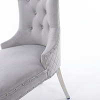 Chaise de salle à manger de luxe en velours gris avec pieds en acier inoxydable chromé, dossier capitonné en losanges et dossier en anneau de lion
