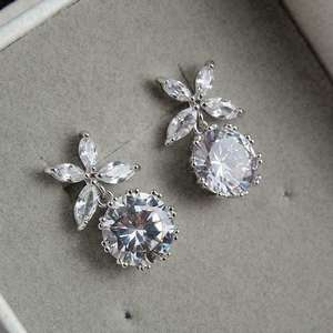 Boucles d'oreilles pendantes élégantes en forme de fleur, plaquées or blanc, avec cristaux de strass ronds taille brillant, bijoux classiques pour femmes, pour mariage - Product Image 6