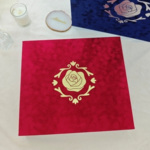 Boîtes cadeaux rigides en velours bleu avec motif rose et logo estampé à l'argent, pour dragées de mariage - Product Image 3