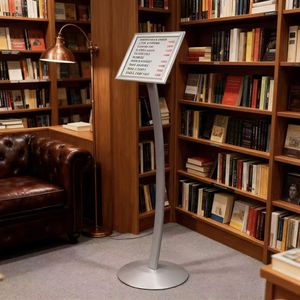 Espositore Curvo Premium per Caffetterie e Boutique con Pannello Girevole Bloccabile e Base Stabile - Product Image 1