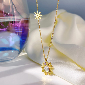 Collier tendance en fleurs dorées, collier en acier inoxydable, charme luxueux, collier pour femmes, vente en gros - Product Image 2