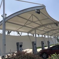 Abri de voiture moderne en membrane tendue PVC enduit, résistant aux intempéries, pour station de recharge de véhicules électriques, résistance au vent 120 km/h, ignifuge