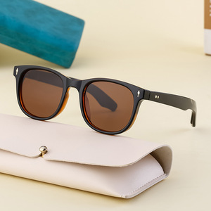Nouvelles lunettes de soleil carrées pour hommes, monture noire en PC, protection UV400, lunettes de mode pour le voyage et la conduite ZS-98139 - Product Image 5