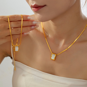 Collar con Colgante Cuadrado Retro de Nácar Blanco, Cadena de Acero de Titanio Chapada en Oro de 18K, Joyería de Lujo Ligero Transfronteriza - Product Image 5