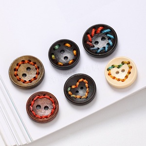 Manteau de bouton en bois de filetage de couleur mignonne directe d'usine et accessoire de bouton de vêtements pour enfants pour le lin de coton pour les poupées - Product Image 2