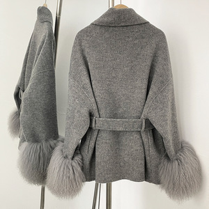 Abrigo de lana corto elegante de nuevo estilo personalizado para invierno, con puños de piel auténtica de cordero mongol, cinturón y doble faz para mujer - Product Image 4