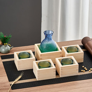 Ensemble <span class=keywords><strong>de</strong></span> saké japonais artisanal et durable - Carafe en verre martelé à paroi épaisse et verres <span class=keywords><strong>de</strong></span> 60 ml pour le service du saké froid - Product Image 5
