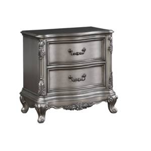 Mesita de noche Ariadne con acabado platino antiguo, dos cajones y tallados ornamentales - Product Image 3