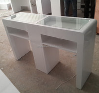 Table de manucure moderne avec plateau en verre blanc, tiroirs et rangements, étagères à niveaux écologiques pour salon de beauté, utilisation par les techniciennes en onglerie