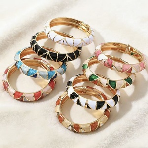 Venta al por mayor de fábrica: Brazaletes de aleación esmaltada estilo bohemio de moda para mujer, adornos de mano de alta calidad con líneas modernas y efecto de goteo de aceite. - Product Image 2