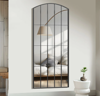 Miroir TV intelligent mural d'angle peu encombrant pour la décoration intérieure, avec cadre métallique arqué et écran intégré, idéal pour les salles de bain modernes