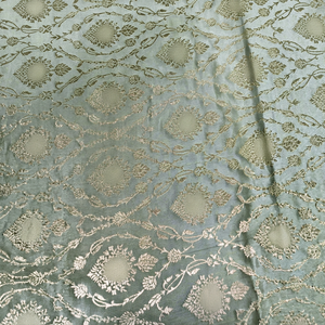 Tissu Jacquard en Soie Brocart de Banarasi, Motif Floral Zari Tissé, Tissu Léger de Créateur pour Robe, Sari, Dupatta, Vêtements - Product Image 2