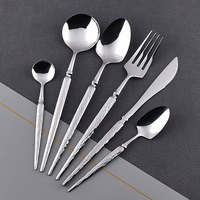 Vente en gros de fourchette cuillère et couteau de table en acier inoxydable, ensemble de couverts avec manche à motif moiré
