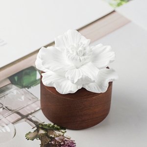 Ambientador de yeso de aroma de cerámica a base de madera para el hogar de alta calidad, difusor de aceite esencial de fragancia de flor de porcelana perfumada - Product Image 1