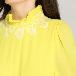 Nueva tendencia de color <span class=keywords><strong>amarillo</strong></span> brillante de moda de manga larga elegante <span class=keywords><strong>vestido</strong></span> casual con bordado y smocking - Product Image 3