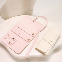 Pochette de rangement compacte pour bijoux avec porte-bagues, attaches pour boucles d'oreilles et fermeture enveloppante pour les voyages, l'organisation quotidienne et l'emballage cadeau