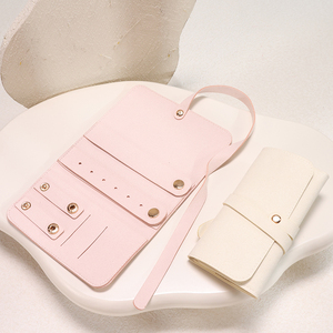 Pochette de rangement compacte pour bijoux avec porte-bagues, attaches pour boucles d'oreilles et fermeture enveloppante pour les voyages, l'organisation quotidienne et l'emballage cadeau - Product Image 1