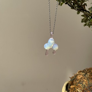Collar Hecho a Mano con Colgante de Esmalte de Colores en Forma de Nube y Gota de Lluvia, Estilo Lujoso y Exclusivo - Product Image 1