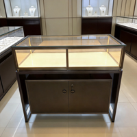 Comptoir de caisse moderne en noyer foncé avec vitrine intégrée, bureau de réception en forme de L avec tiroirs de rangement pour magasin de montres