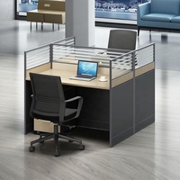 Bureau de travail moderne et élégant convertible pour le personnel, poste de travail en open space, bureau dans un immeuble de bureaux moderne, table de travail pour le personnel