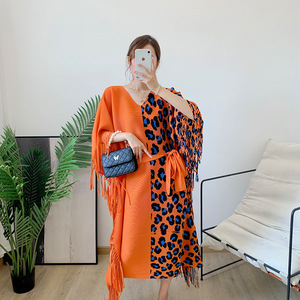 <span class=keywords><strong>Abito</strong></span> plissettato Miyake <span class=keywords><strong>taglie</strong></span> <span class=keywords><strong>forti</strong></span> con stampa leopardata e nappe, Collezione Estate 2026, Vendita all'ingrosso - Product Image 3