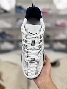 Chaussures de course luxueuses de haute qualité, chaussures de sport respirantes, élégantes et adaptées aux hommes et aux femmes pour la marche. - Product Image 3