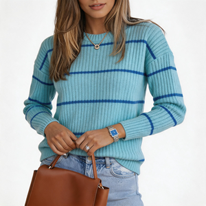 Pull-over pour femme à col rond, manches longues, avec rayures verticales bleu ciel clair et rayures horizontales contrastantes bleu foncé, en promotion. - Product Image 1