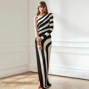 Autunno inverno moda femminile elegante strisce bianche nere Sexy <span class=keywords><strong>abito</strong></span> <span class=keywords><strong>monospalla</strong></span> con spacco alto semplice moda vestito a fascia - Product Image 4