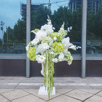Boule de fleurs artificielles blanches et vertes de 50 cm pour la décoration de tables d'hôtel et d'autels de mariage - Vente en gros DKB Factory