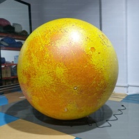 Ballon publicitaire gonflable géant en PVC de 1,5 m, personnalisé, à LED, changeant de couleur, pour exposition sur le thème de la nuit culturelle/de l'espace