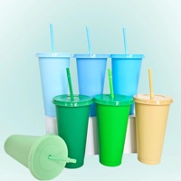 Gobelet en plastique réutilisable de couleur unie de 710ml avec paille et couvercle Bouteille d'eau de 24oz pour les fêtes d'anniversaire Tasse de faveur de couleur unie