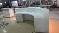 Taille personnalisée 3m 4m de long table de comptoir de réception de bureau moderne incurvée avec éclairage led