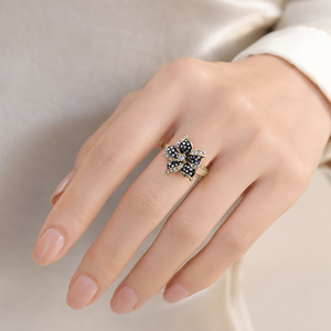 Anello a forma di fiore, design elegante, gioiello da donna per l'uso quotidiano - Product Image 2