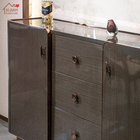 Buffet moderne de luxe italien en bois laqué brillant avec grand espace de rangement pour salle à manger et appartement
