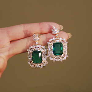 Orecchini pendenti con zirconi verdi per donna, gioielli vintage eleganti per matrimoni e feste - Product Image 2