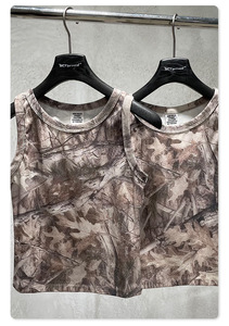 ผู้ผลิตเสื้อผ้า ผลิตเสื้อกั๊กสไตล์สตรีทอเมริกันลายพราง 315 กรัม สำหรับฤดูใบไม้ผลิและฤดูร้อน สำหรับผู้หญิง; เสื้อลำลองสำหรับกิจกรรมกลางแจ้ง - Product Image 4