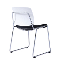 Le plastique moderne blanc de pp préside les chaises empilables de conférence pour des chaises d'invité de salle de réunion de visiteur