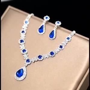 Juego de Collar, Pendientes y Anillo de Zirconia Chapada en Oro de Alta Gama, Diseño de Gota de Agua, Lujoso y Elegante para Boda - Product Image 1