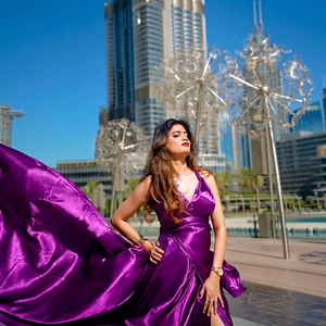 Robe longue fluide en satin violet vibrant, tendance et glamour, pour femme - Collection 2026 - Product Image 1